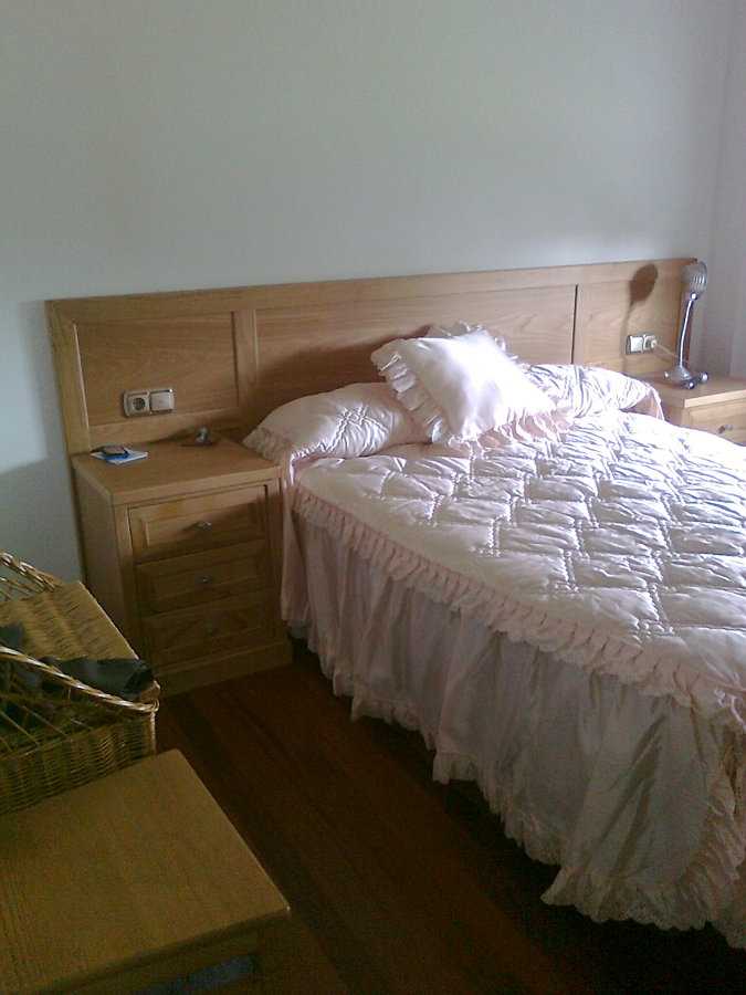 Cabecero con mesitas en castaño