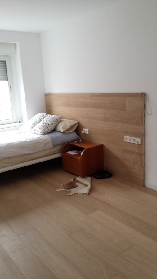 Cabecero con Parquet Flotante