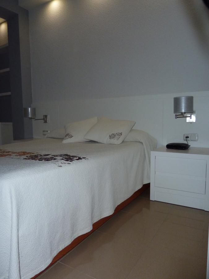 Cabecero con ranurado vertical y mesitas mod.huella laca