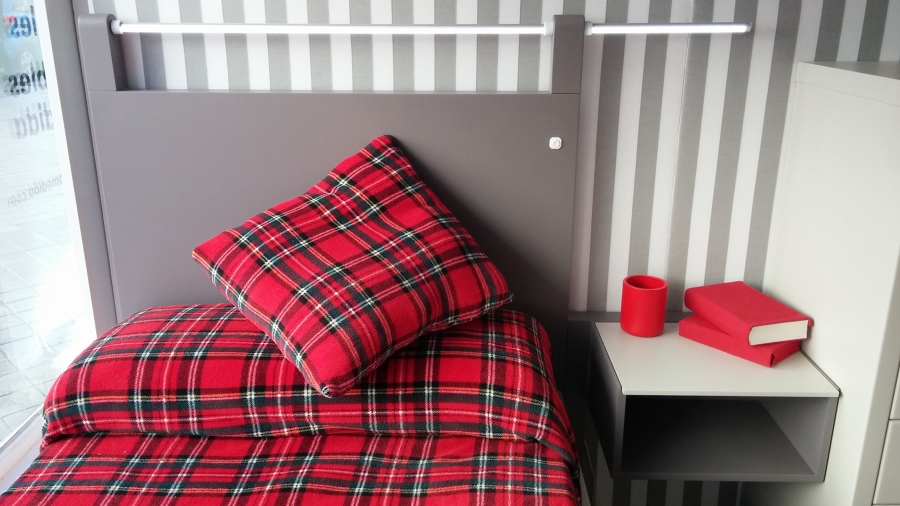 Cabecero juvenil, con luz LED para lectura y mesilla.