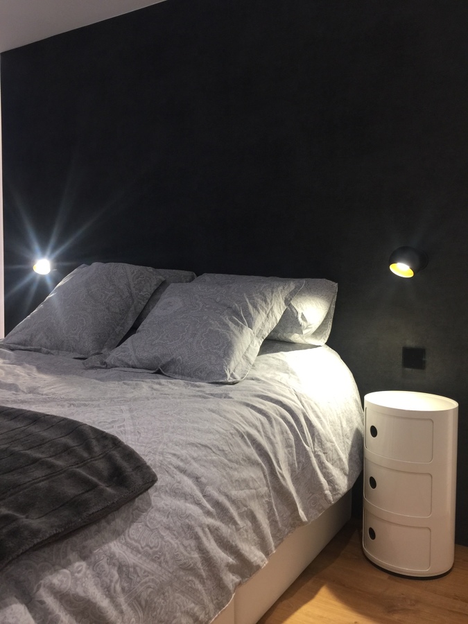 Cabezal con detalle lamparas y mesitas