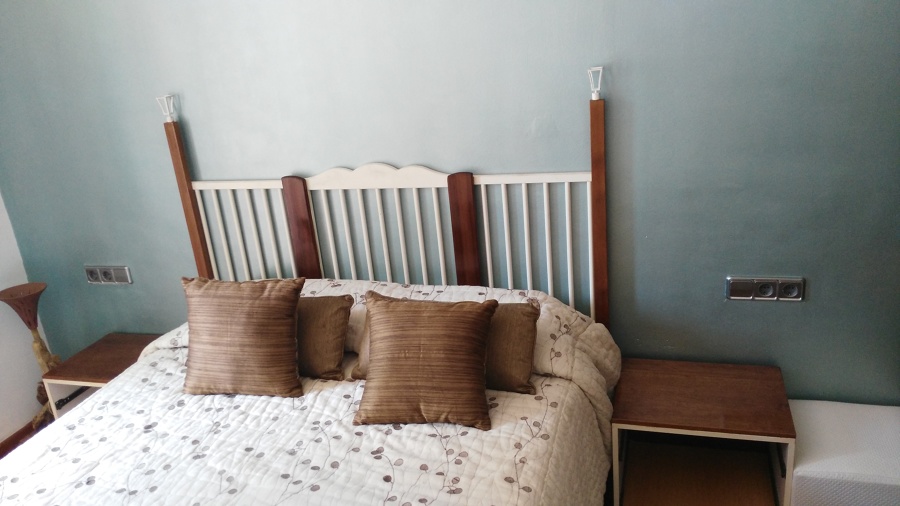 Cabezal de cama a partir de una cuna de bebe