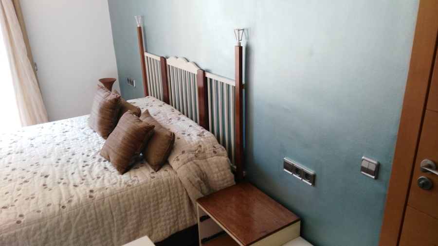 Cabezal de cama a partir de una cuna de bebe