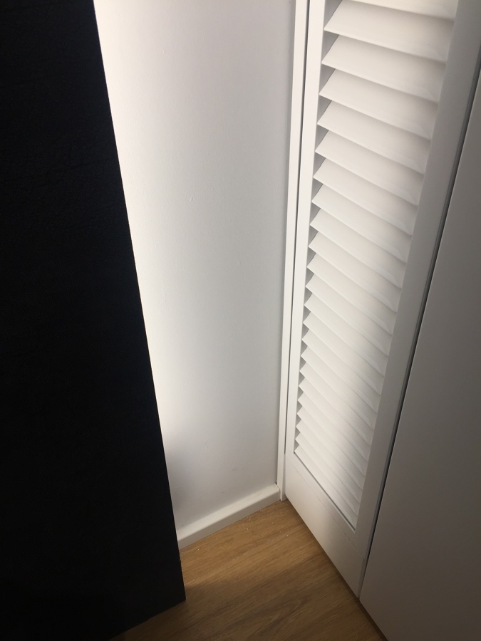 Cabezal forrado de piel con luz led y detalle de rejilla AA retorno