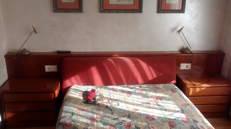 Cabezal + mobiliario en color madera.