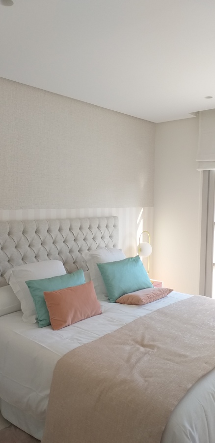 Cabezero mezclado con tela y papel pintado.