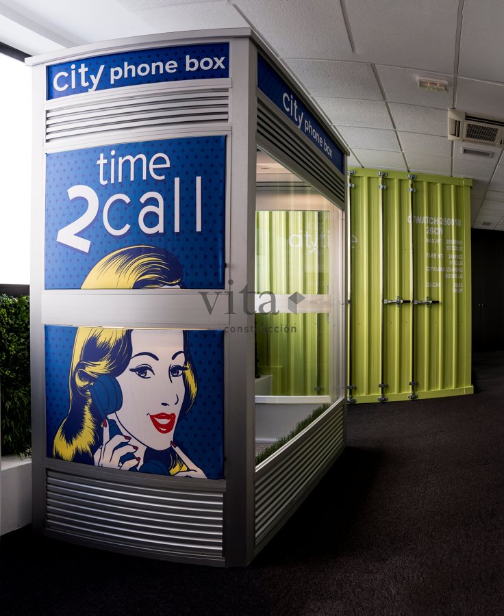 Cabina telefónica y contenedor de mercancías como salas