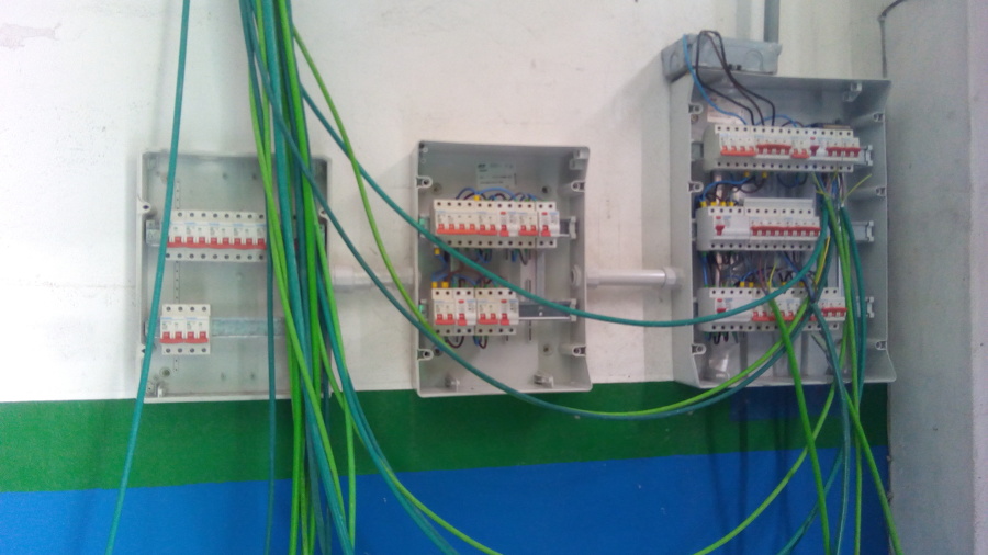 Cableando cuadros taller mecánico