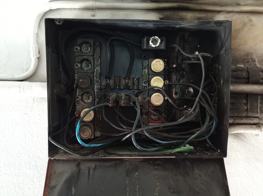 Caja de fusibles antigua y quemada para sustituir