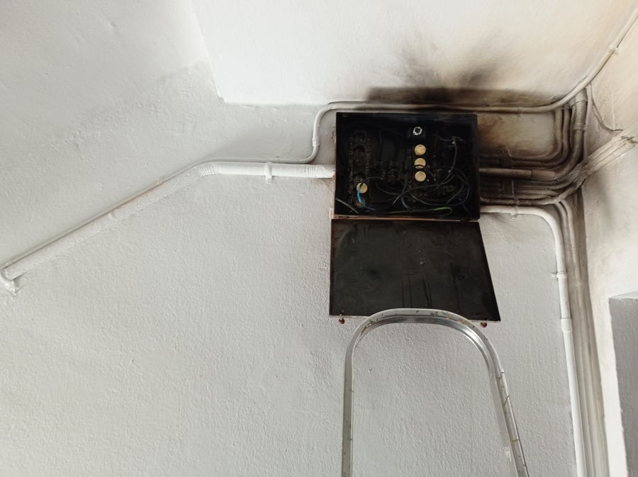 Caja de fusibles antigua y quemada para sustituir