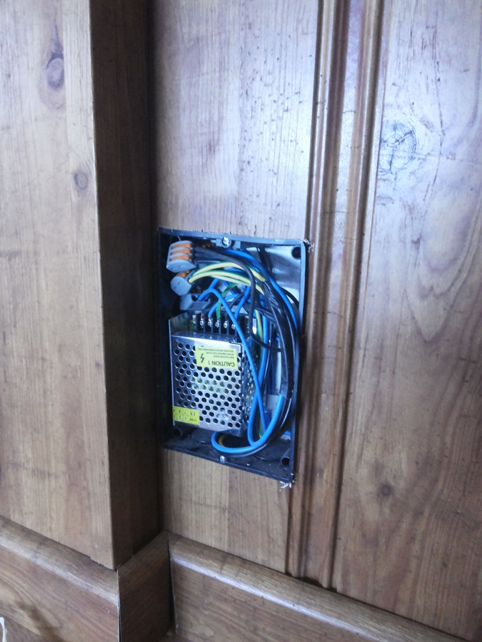 Caja Electrica sobre Friso de Madera