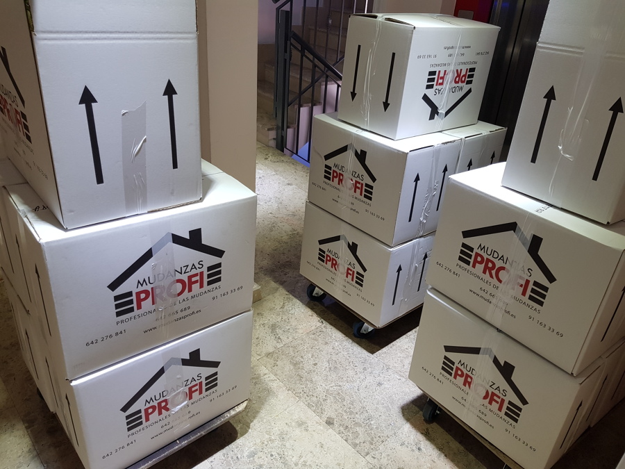 Cajas colocadas encima de las plataformas