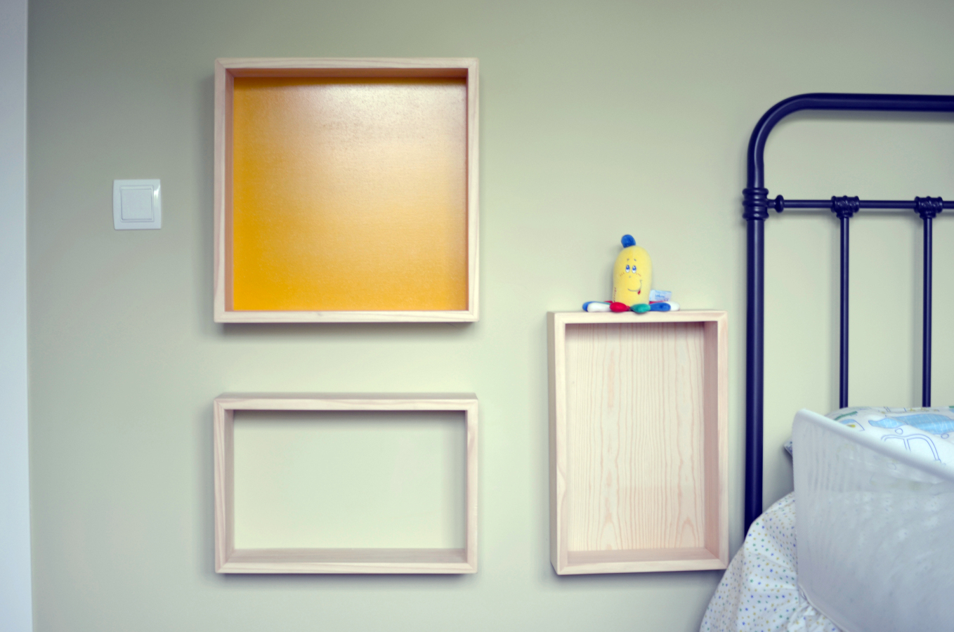 Cajas de madera a modo de mesita de noche