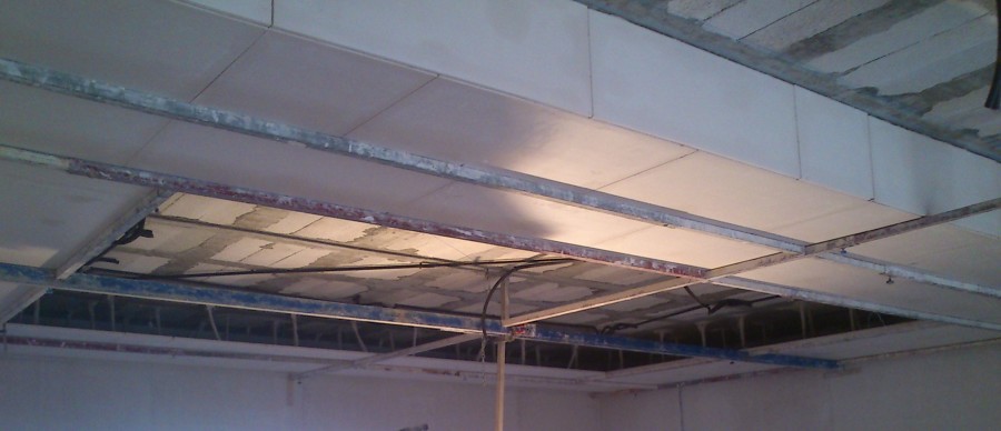 Cajón de escayola, luz indirecta y foseado perimetral 1