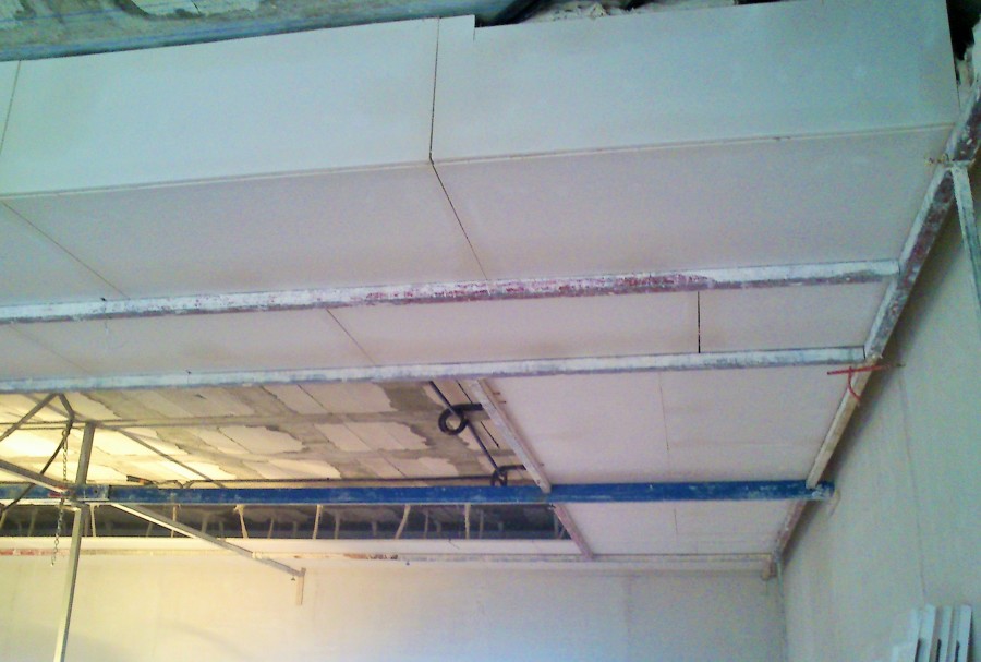 Cajón de escayola, luz indirecta y foseado perimetral 2