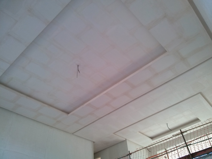 Cajón de escayola, luz indirecta y foseado perimetral 4