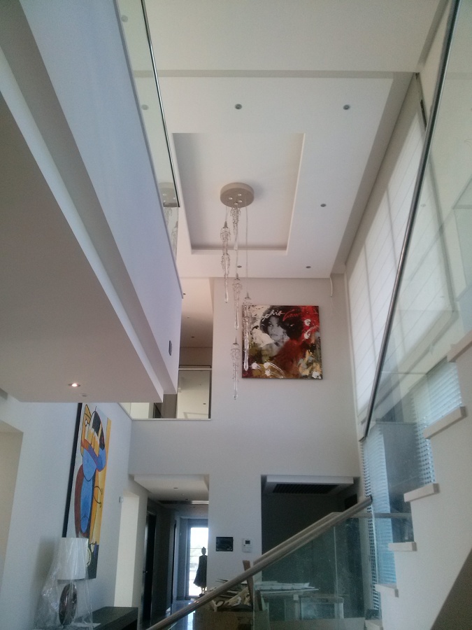 Cajón de escayola, luz indirecta y foseado perimetral 8