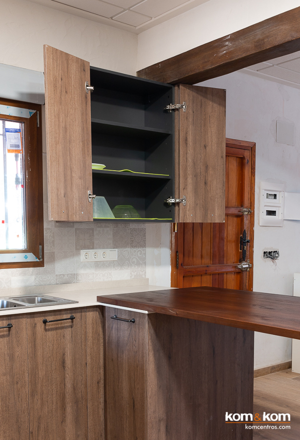 Cajón volante en madera sobre encimera en cocina de campo