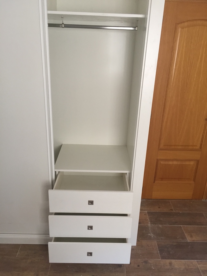 Cajonera de 3 cajones con guías metálicas blum. Barra de colgar ovalada acabado inox