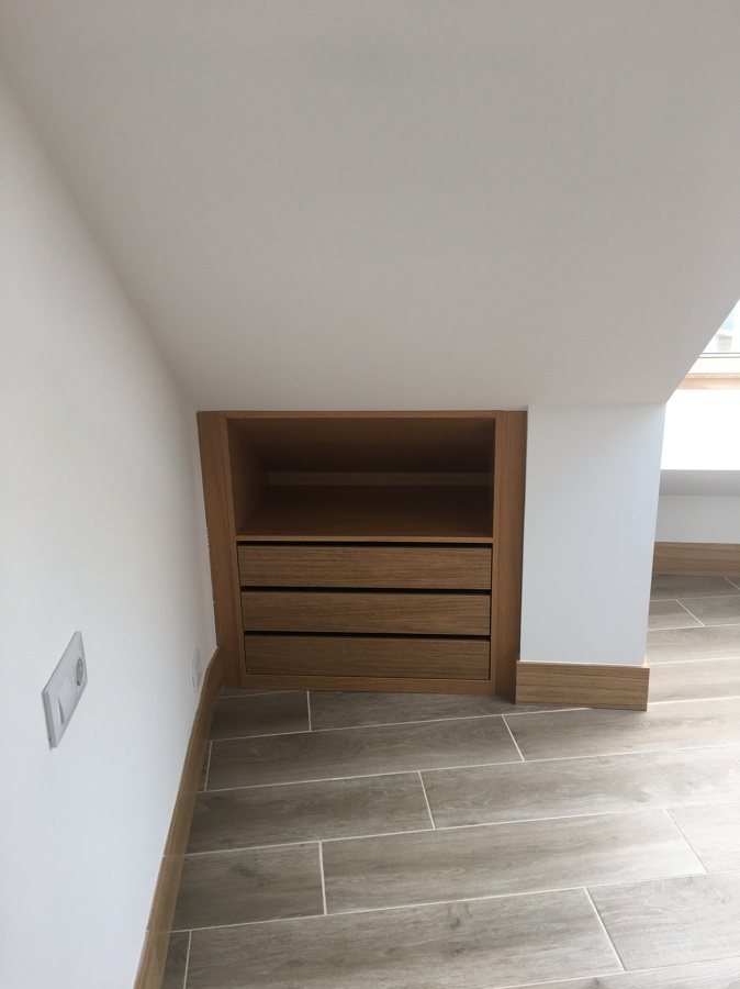 CAJONERA ENTRE COLUMNAS