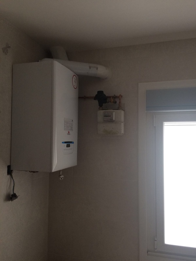 caldera y contador de gas lateral