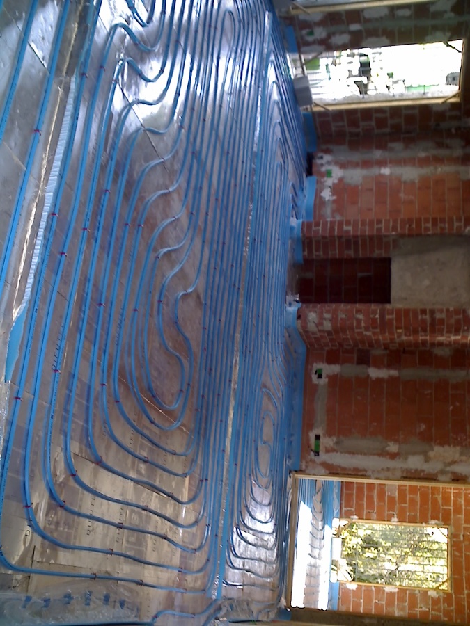 Calefacción suelo radiante con agua.