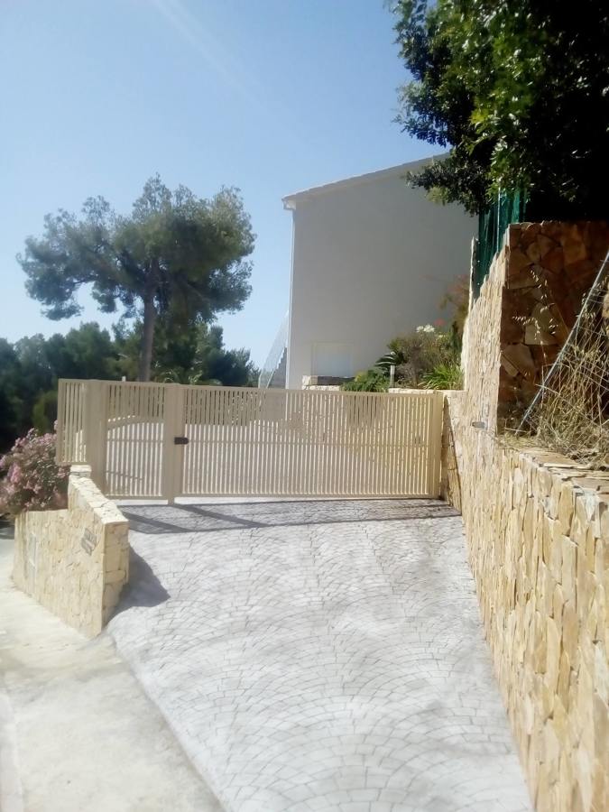 Calle, entrada a garaje a cielo abierto