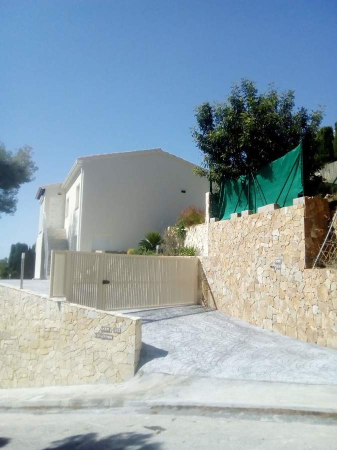 Calle, entrda garaje a cielo abierto