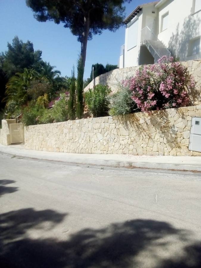 Calle, muro de contencion