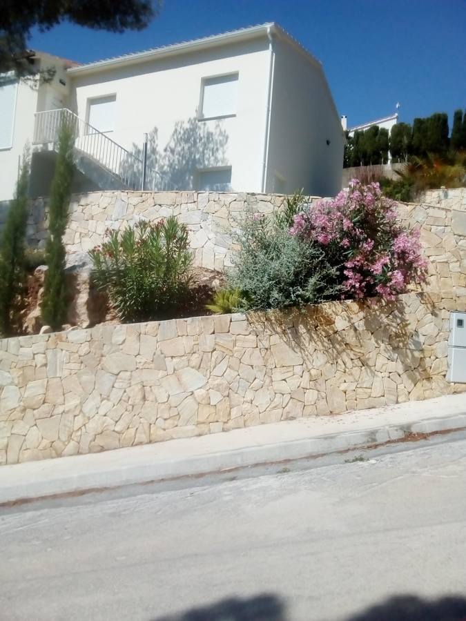 Calle, muro de contencion