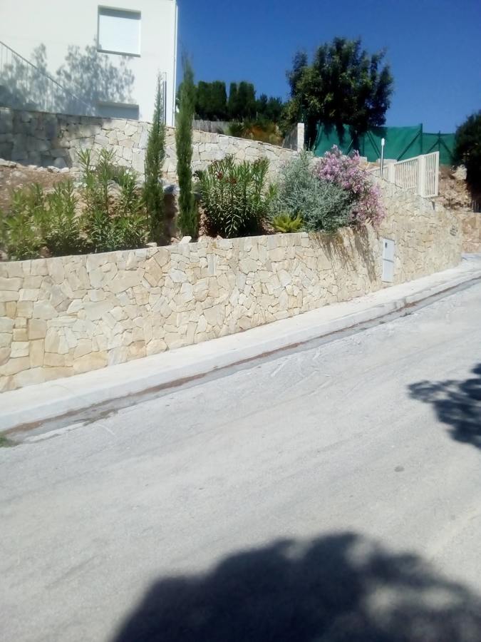 Calle, muro de contencion