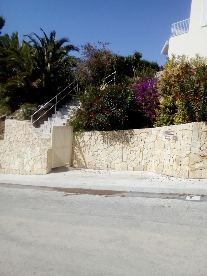 Calle, muro de contencion