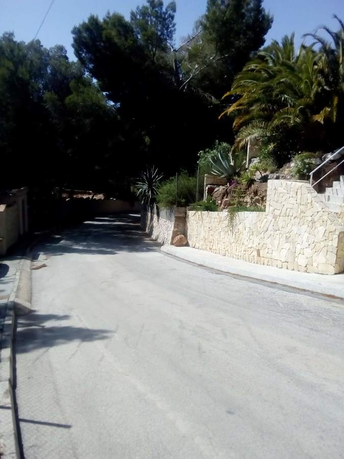 Calle, muro de contencion