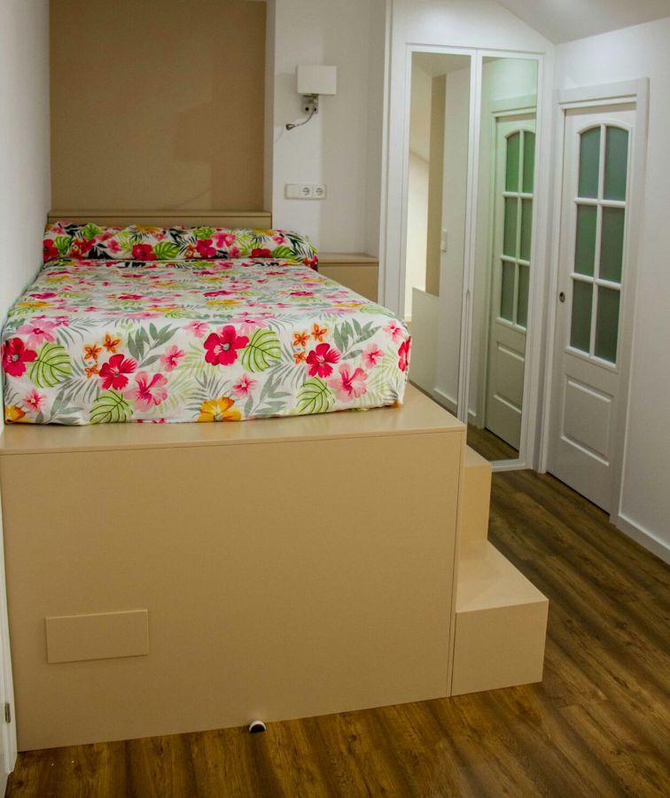Cama alzada,puerta vestidor y armario