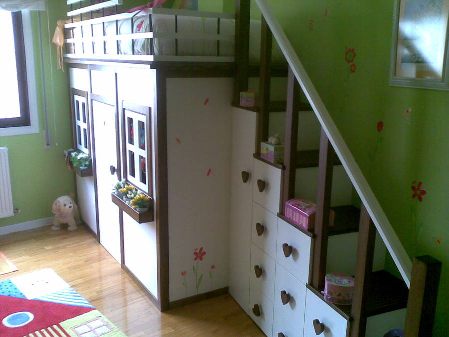 Cama-casita infantil con armarios