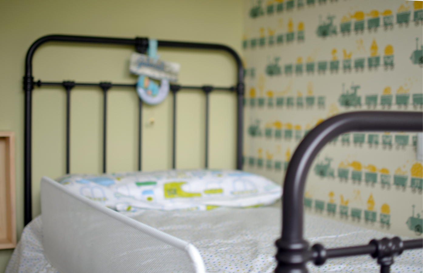 Cama de forja y papel