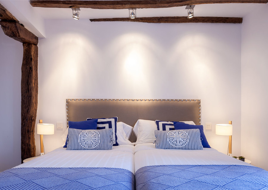 Cama doble en habitación principal