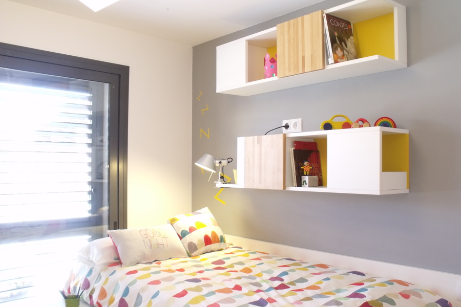 Cama y estantes de la pared