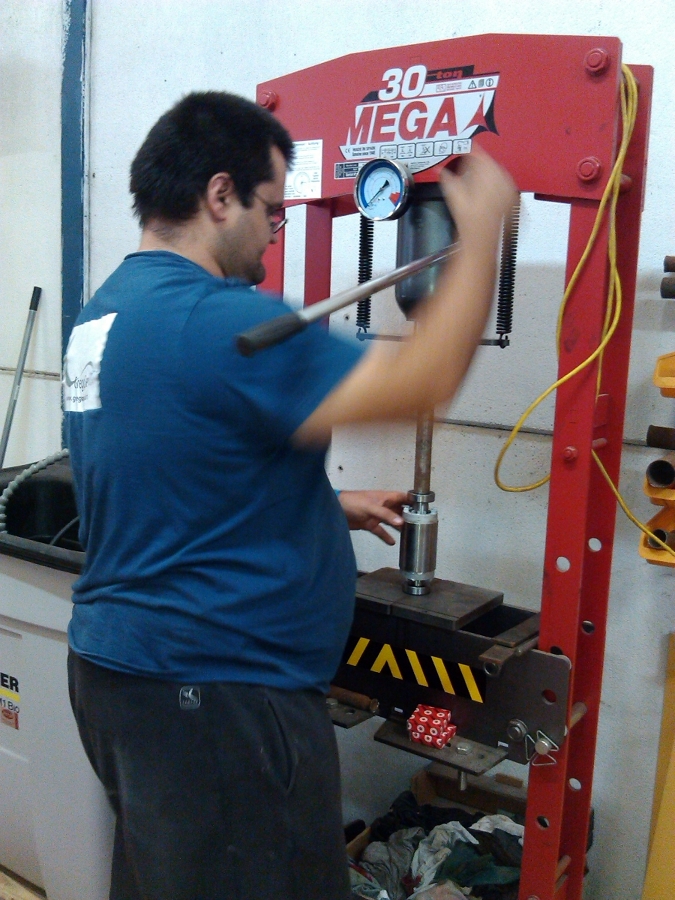 Cambiando rodamientos en prensa.