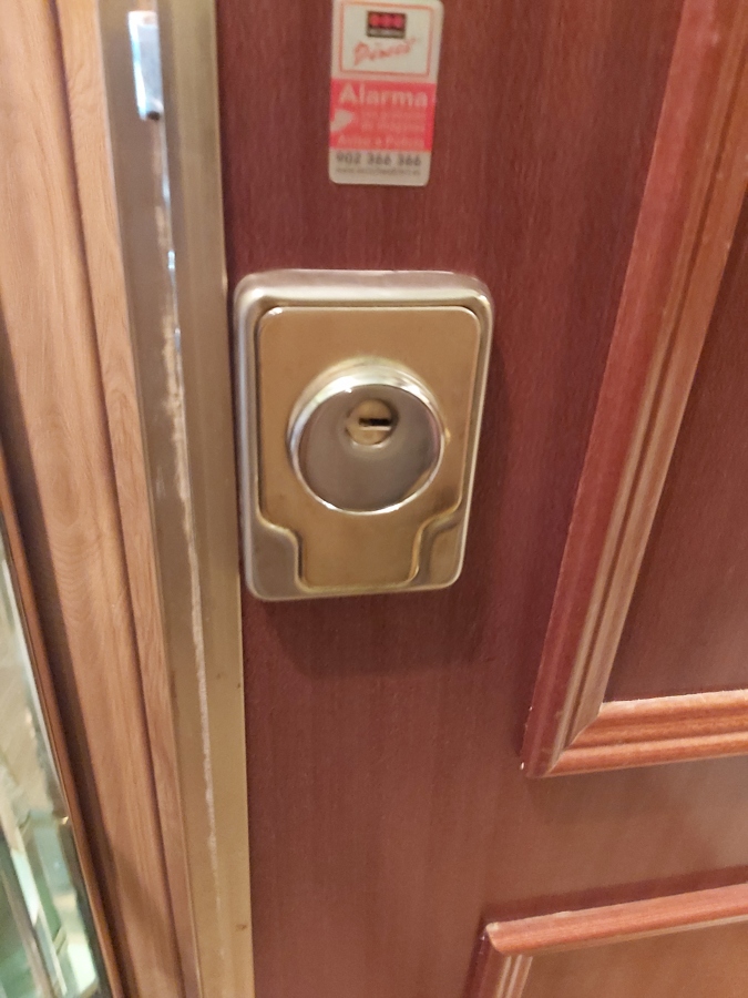 Cambio de bonbin seguridad en puertas herrero