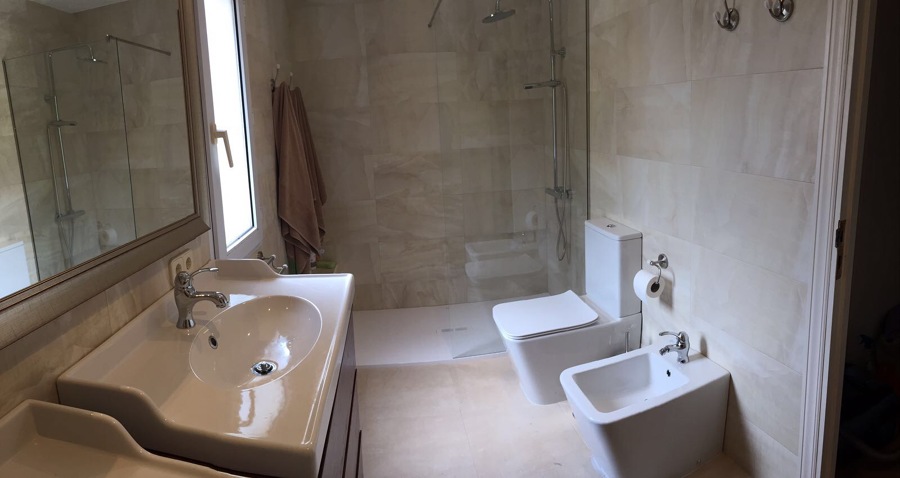 Cambio de sanitarios y plato de ducha en lugar de bañera