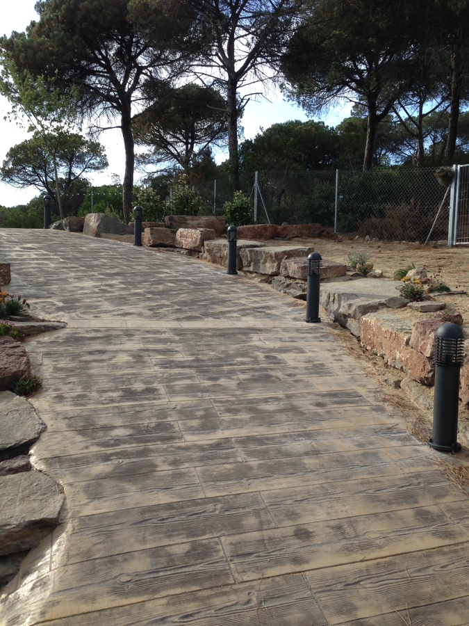 camino en hormigón y focos de iluminacion