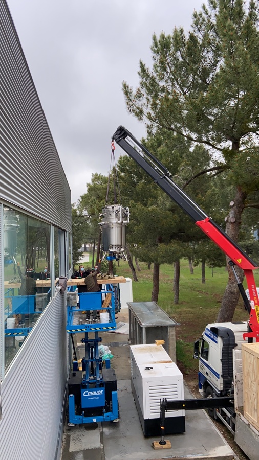 Camión pluma para introducir la máquina