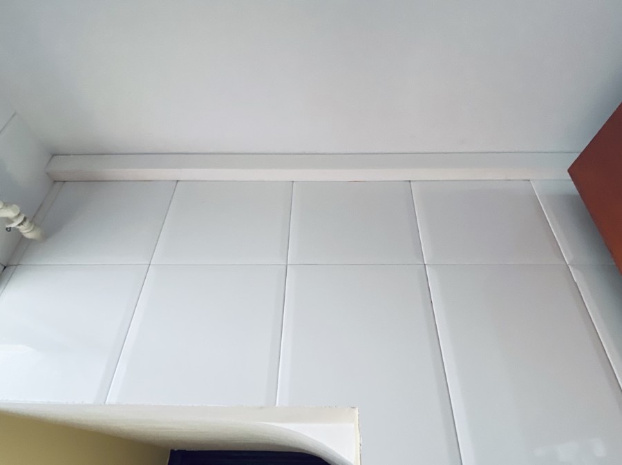 Canaleta embellecedora para el cableado.