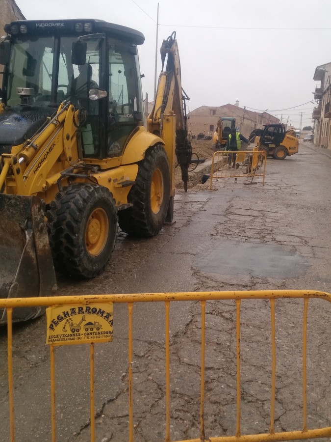 Canalizando servicios.