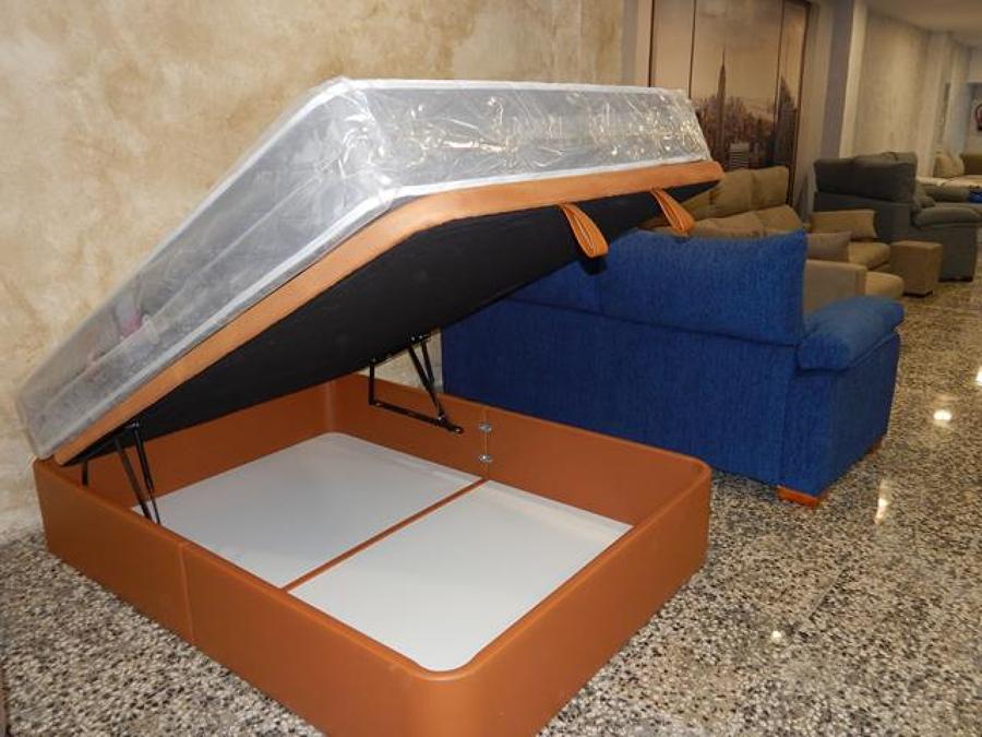 Canapé de hierro tapizado.