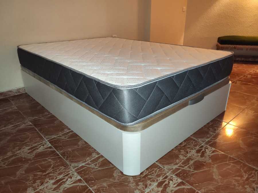 Canapé de madera  con colchón