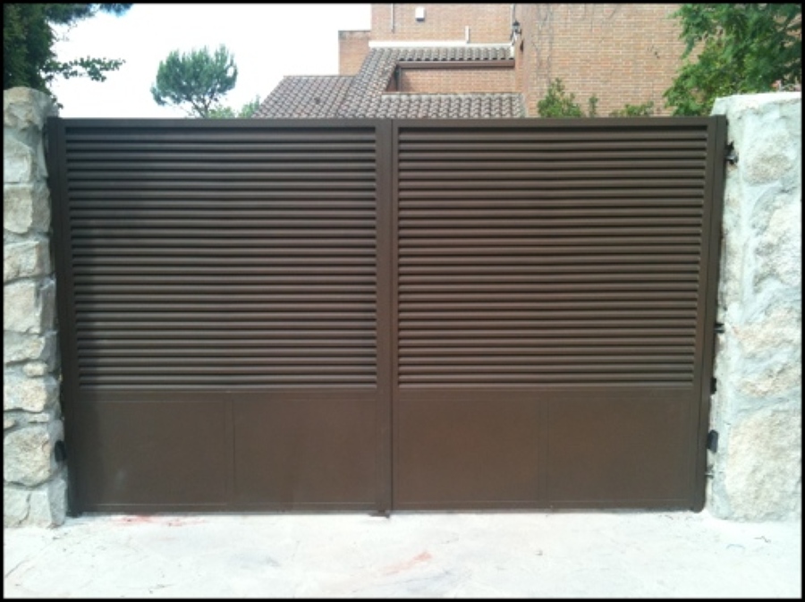 Cancela de lamas z y zocalo de chapa