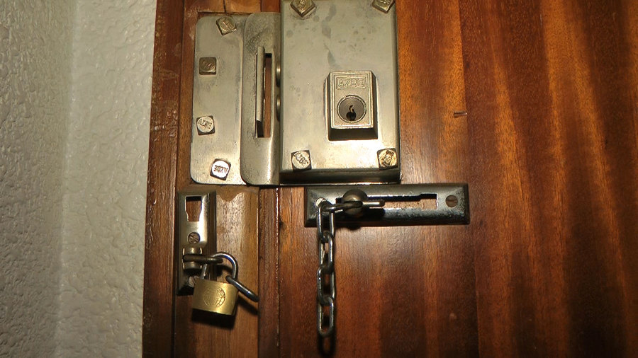 candado puerta pestillo