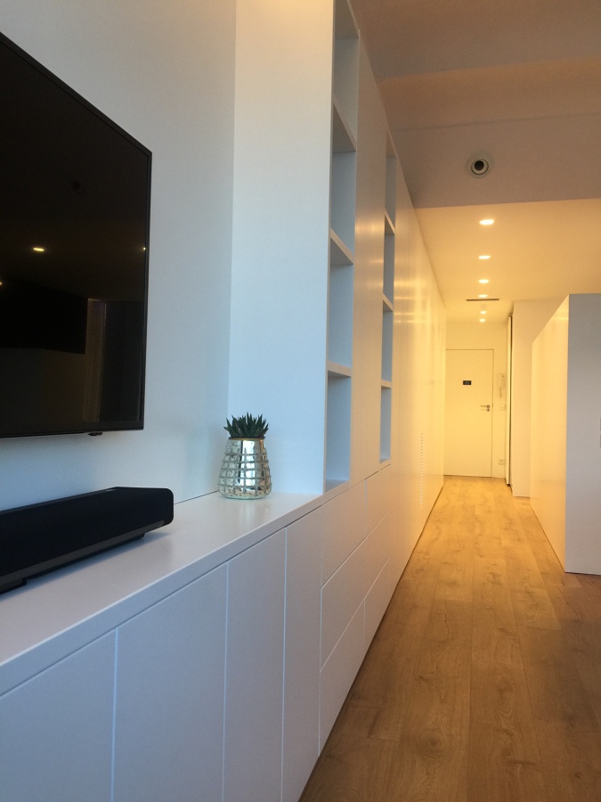 Carpinteria a medida lacada, con detalle de salida conductos de Aire